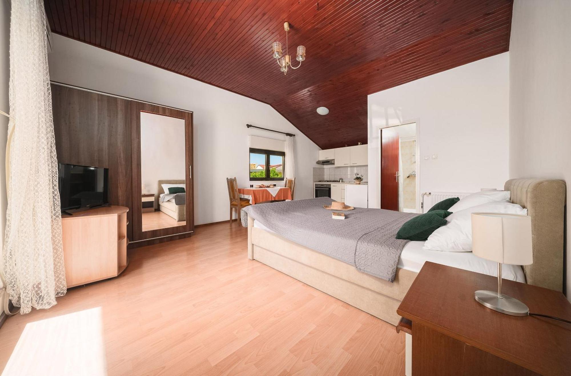 Apartment And Rooms Mrkovic Vodice Bagian luar foto