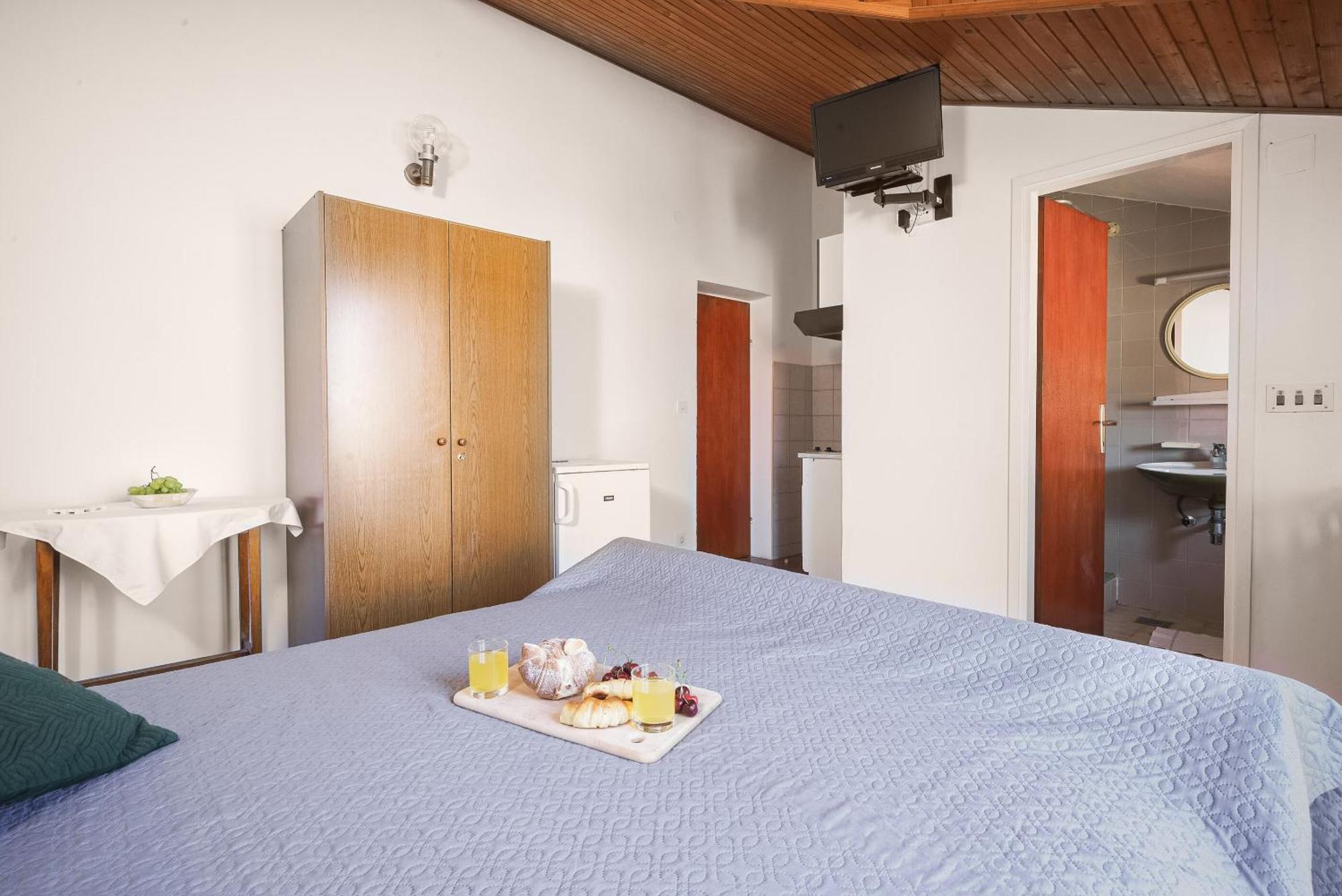 Apartment And Rooms Mrkovic Vodice Bagian luar foto